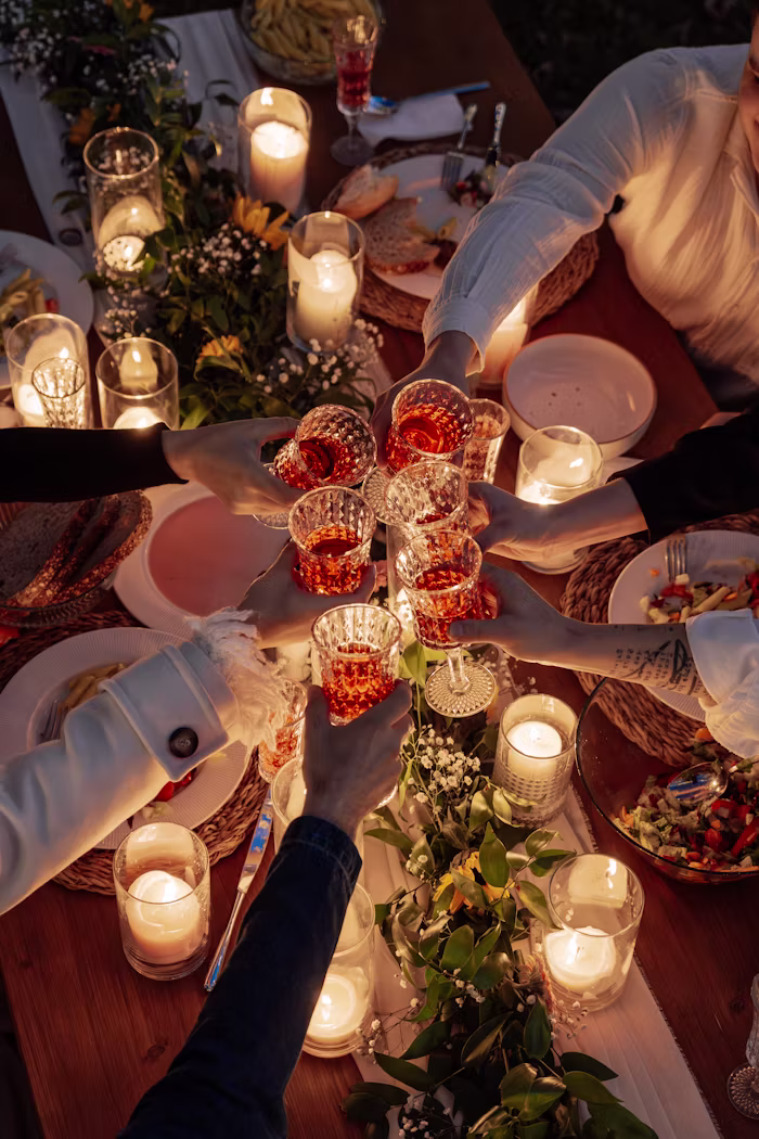 High wine: wijn en hapjes op een feestelijk gedekte tafel